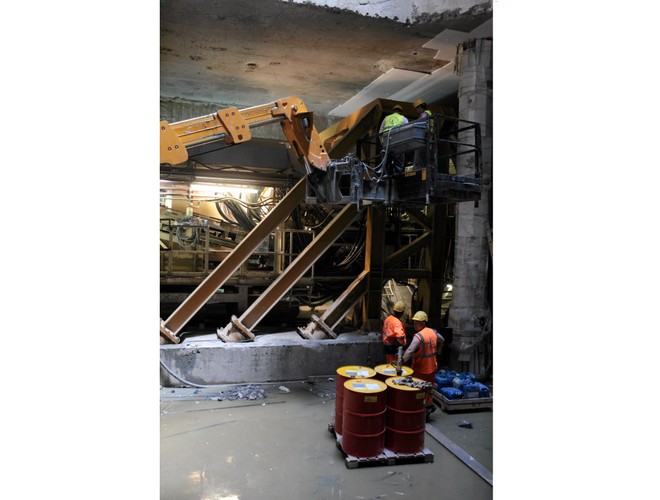 Warszawa, skrzyżowanie ul. Świętokrzyskiej i Marszałkowskiej. Plac budowy stacji przesiadkowej pomiędzy I i II linią metra na stacji Metro Świętokrzyska