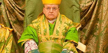 Papież wyrzucił kardynała modnisia