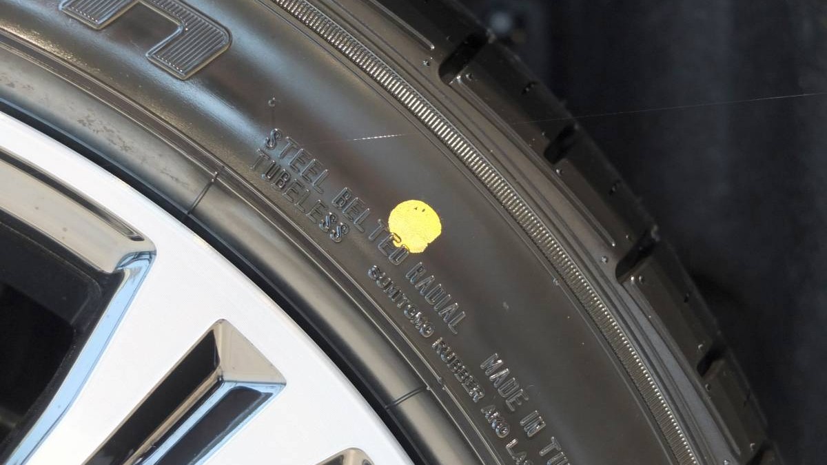 Ce înseamnă punctele roșii și galbene de pe anvelopele mașinii. Detaliul pe care puțini șoferi îl cunosc