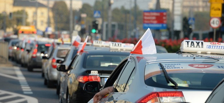 Warszawa stanęła. Taksówkarze protestują, miasto utonęło w korkach
