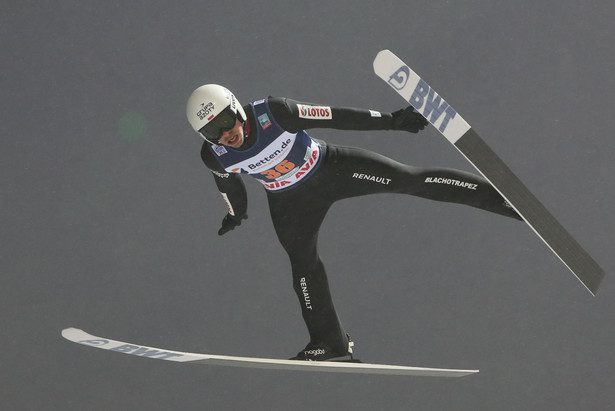 Piotr Żyła w pierwszej serii niedzielnego konkursu Pucharu Świata w skokach narciarskich na skoczni HS 140, w niemieckim Klingenthal