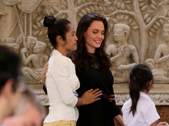 Nowy romans jej służy...? Angelina Jolie dawno nie wyglądała tak dobrze! FOTO