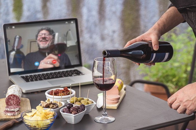 Alkohol koronavírus oltás előtt és után: ezért jobb, ha nem iszik