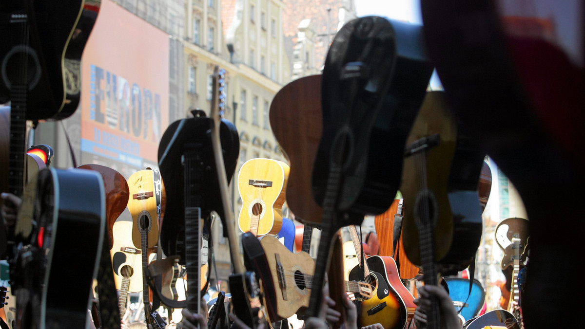 We wtorek 1 maja na wrocławskich Rynku po raz kolejny gitarzyści spróbują pobić gitarowy rekord Guinnessa.