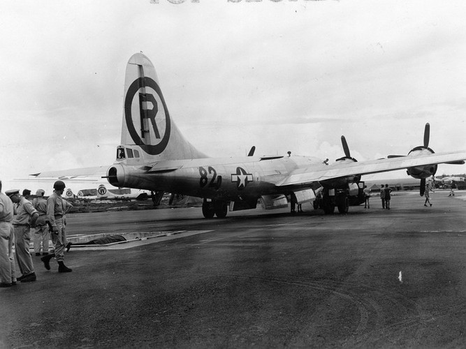 Bombowiec Boeing B-29 Superfortress nazwany 'Enola Gay', odwraca się tak , aby luk ładunkowy znalazł się nad wykopem, gdzie czeka już atomówka.
<br><br>
fot. ©National Archives