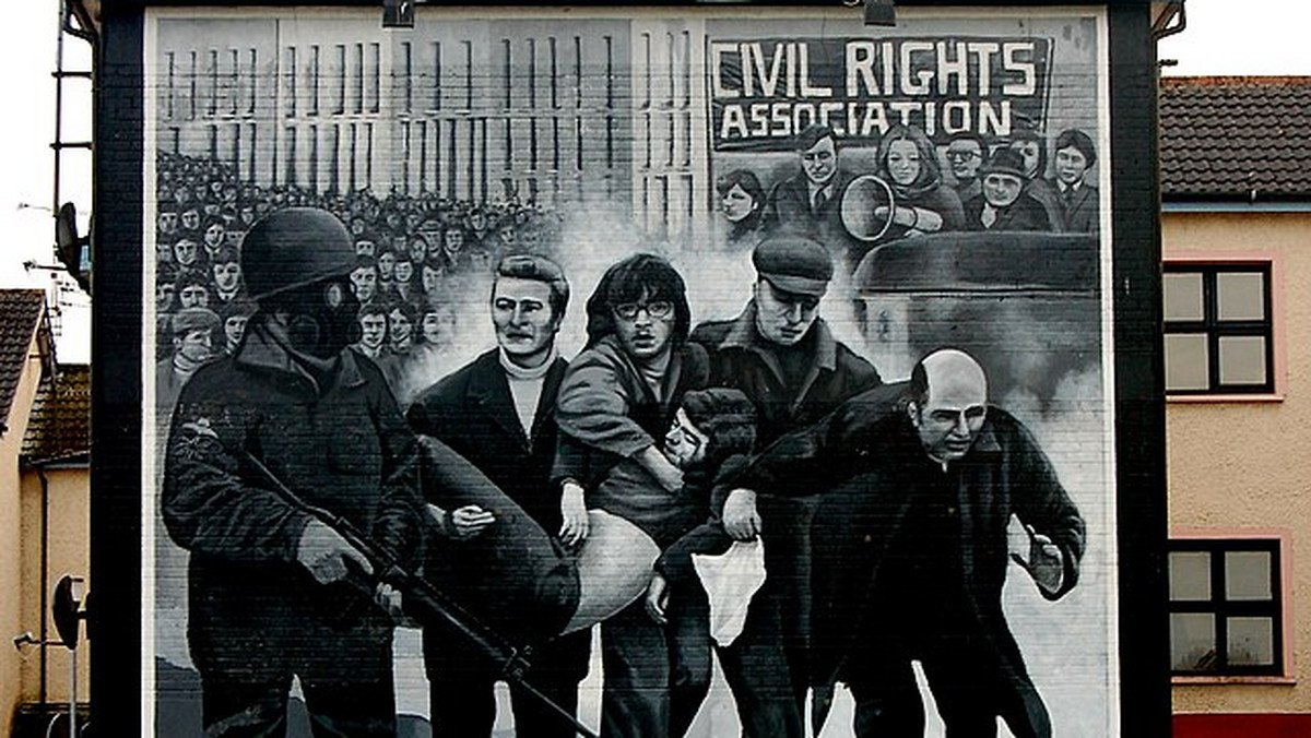 30 stycznia 1972 r. z przedmieść Derry (zamieszkanego w większości przez katolików) w Irlandii Północnej wyruszył pokojowy marsz zorganizowany przez społeczny ruch Civil Rights. 