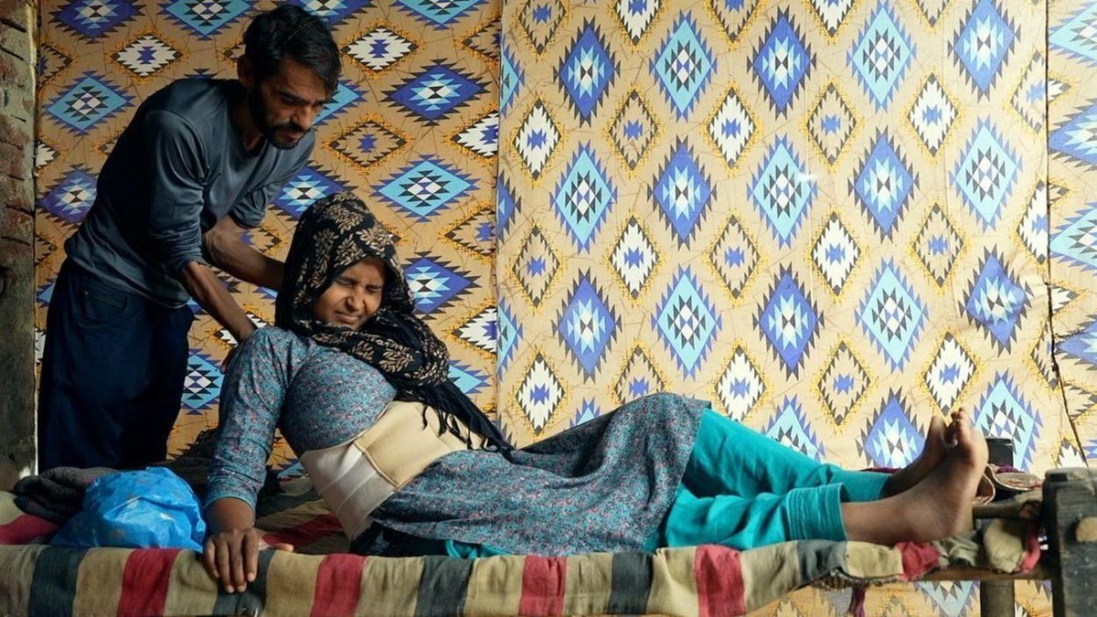 Sarveš ima 21 šav na stomaku i mora da leži i miruje da bi se oporavila | Foto: BBC/Prabhat Kumar