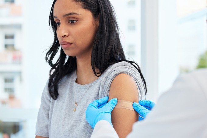 Ezért hajlamosabbak a nők az influenza oltás utáni mellékhatásokra