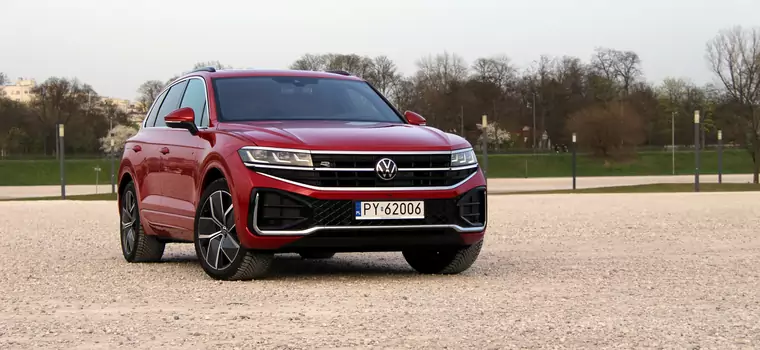 Jeździłem VW Touaregiem po liftingu. Ma podświetlane logo, diesla V6 i pochłania dziury