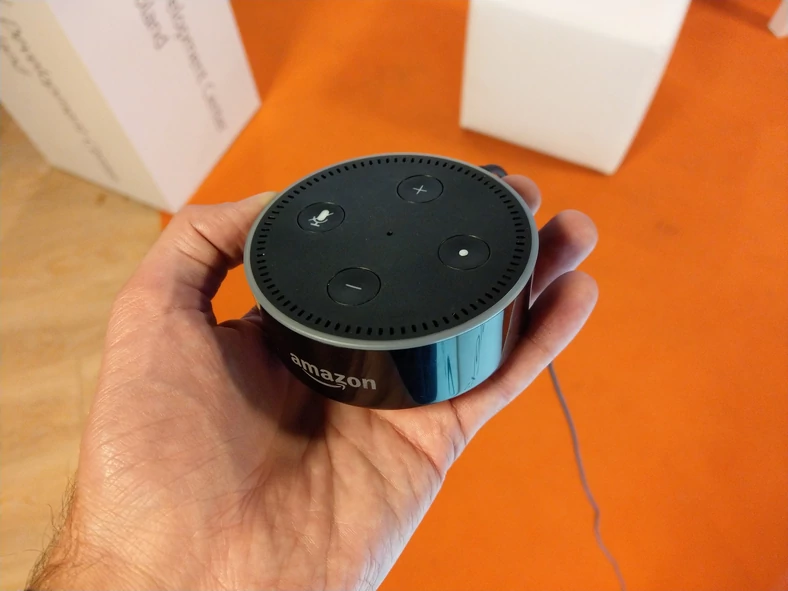 Amazon Echo Dot – malutka wersja Amazon Echo (też ma wbudowane mikrofony i głośnik)