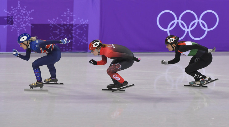 A brit Ellie Christie, a kanadai Kim Boutin és Keszler Andrea (balról-jobbra) a phjongcshangi téli olimpia rövidpályás gyorskorcsolya-versenyének női 500 méteres negyeddöntőjében / Fotó: MTI Czeglédi Zsolt