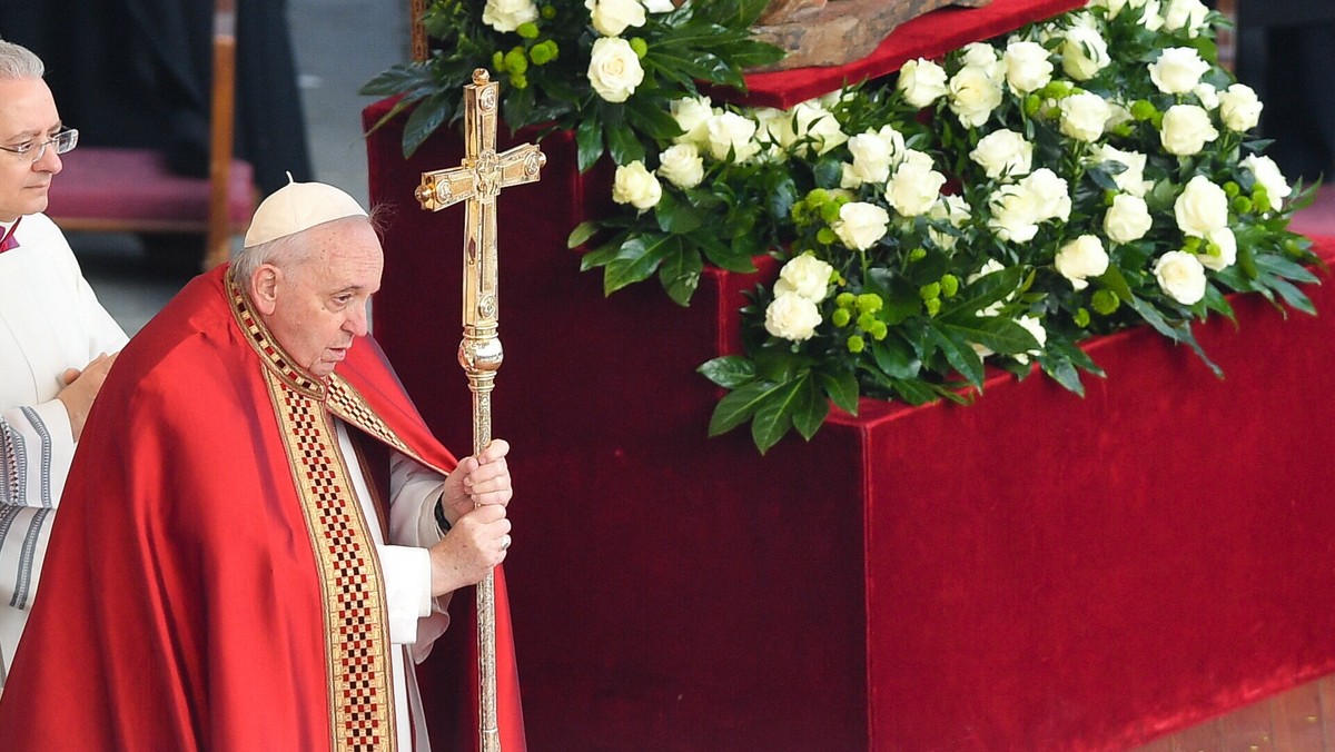 Papież Franciszek żegna Benedykta XVI. Poruszające słowa w Watykanie