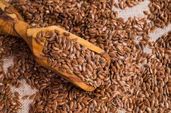 Schudniesz bez głodówek. Wystarczy pić siemię lniane o właściwej porze