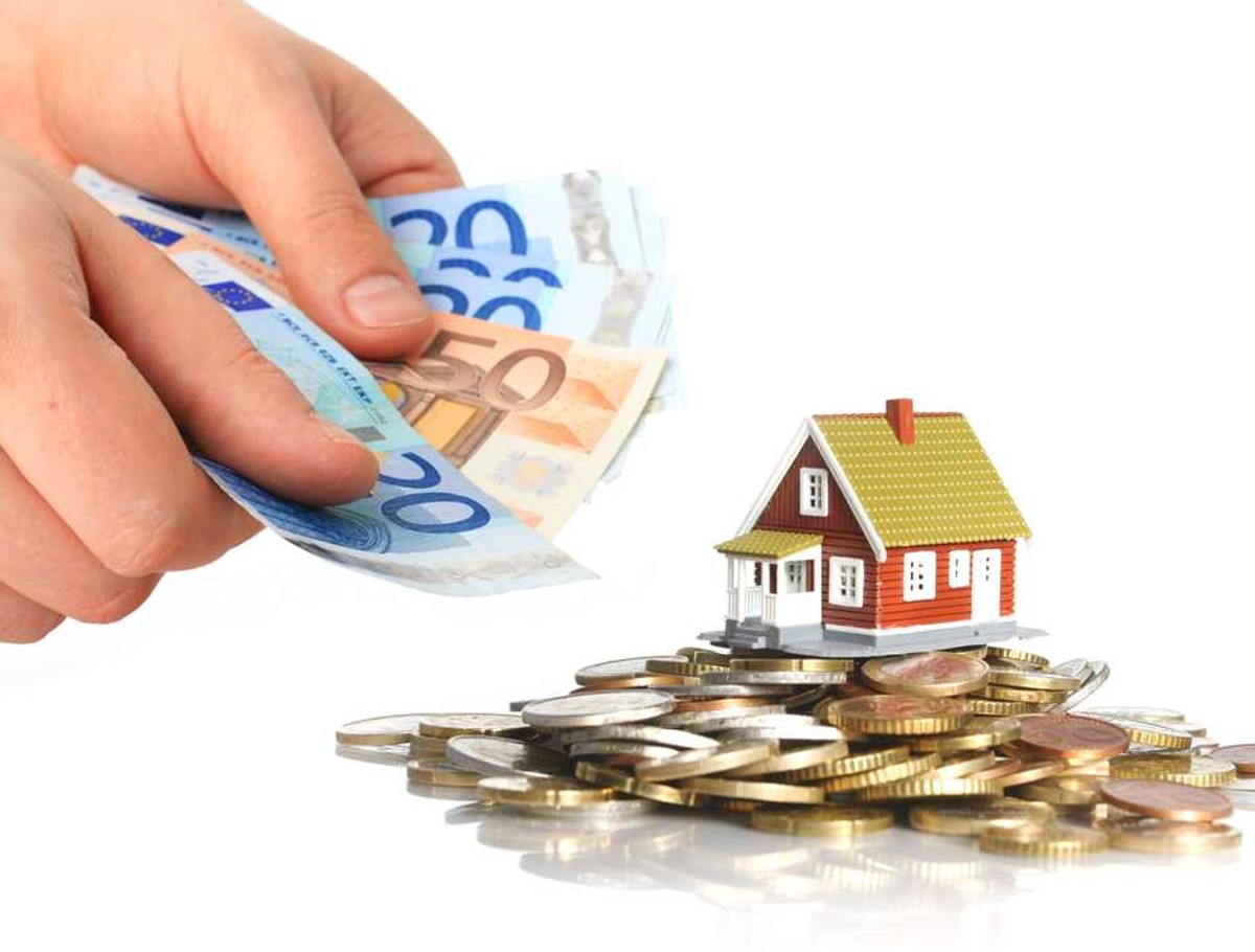 Pieniądze na nieruchomość. For. Shutterstock