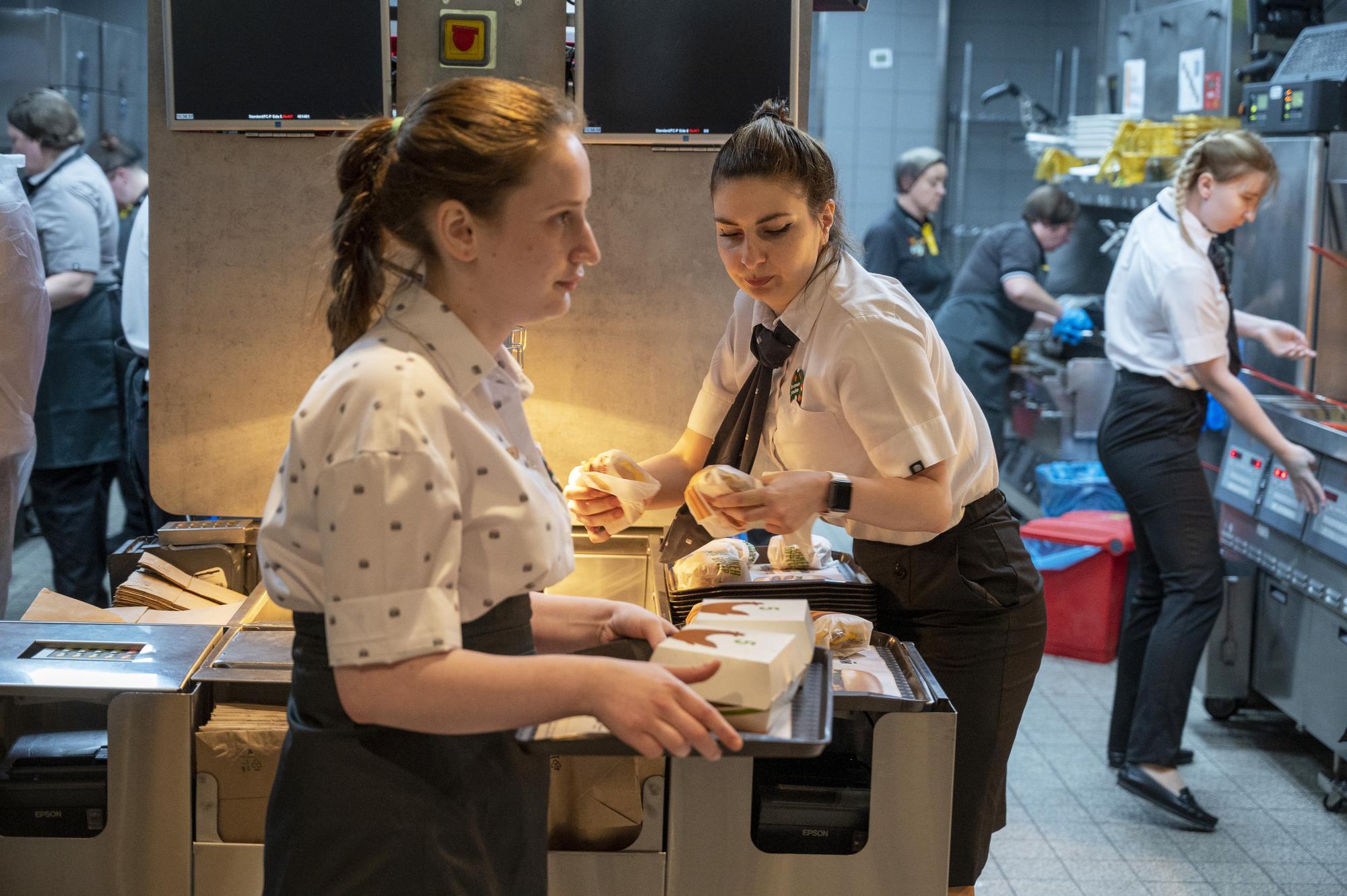 Zamestnanci počas otvorenia reštaurácie s rýchlym občerstvením v priestoroch bývalej prevádzky McDonald's 12. júna 2022 v Moskve.