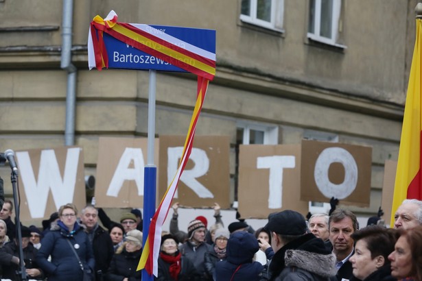 Na uroczystość odsłonięcia tablicy na skwerze przybyli m.in.: członkowie rodziny Bartoszewskiego, przedstawiciele władz Warszawy, parlamentarzyści, przedstawiciele środowisk kombatanckich i sympatycy Komitetu Obrony Demokracji