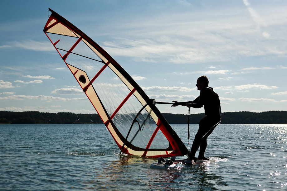 A może windsurfing? Szkołę, w której nauczysz się utrzymać na desce, znajdziesz nad Jeziorem Śniardwy