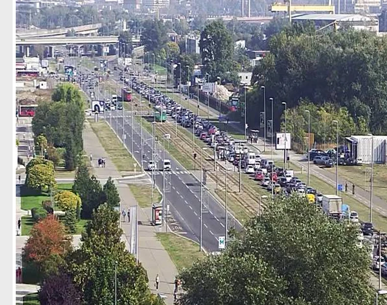 Kolona prolazi kroz Ulicu Jurija Gagarina