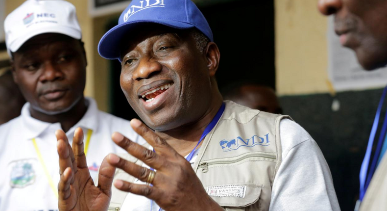 Former Nigeria President Goodluck Jonathan speaks to the media next to an observer in Monrovia, Liberia December 26, 2017. (REUTERS/Thierry Gouegnon/File Photo)