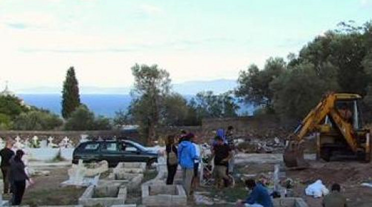 Teljesen megteltek a temetők menekültekkel Leszboszon - Fotó!