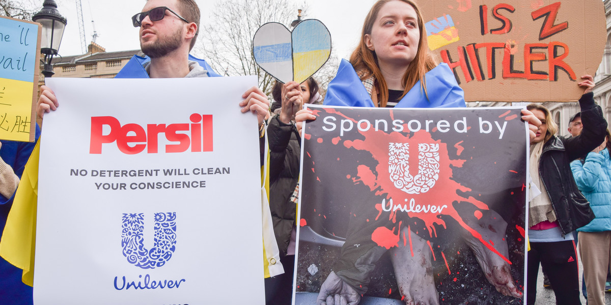 Demonstracja mająca na celu wsparcie Ukrainy po rozpoczęciu pełnoskalowej inwazji Rosji na ten kraj. Uczestnicy trzymają transparenty z żądaniem, by Unilever zaprzestał prowadzenia działalności w Rosji. Londyn, 13 marca 2022 r.