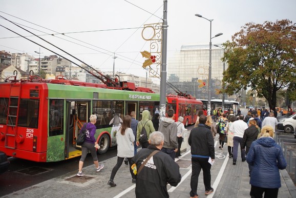 UŽAS! VOZAČ JE BIO BEZ SVESTI, A KRV SVUDA" Autobus udario u banderu na  Slaviji, vozač IZLETEO kroz šoferšajbnu (FOTO, VIDEO) - Grad Prijepolje