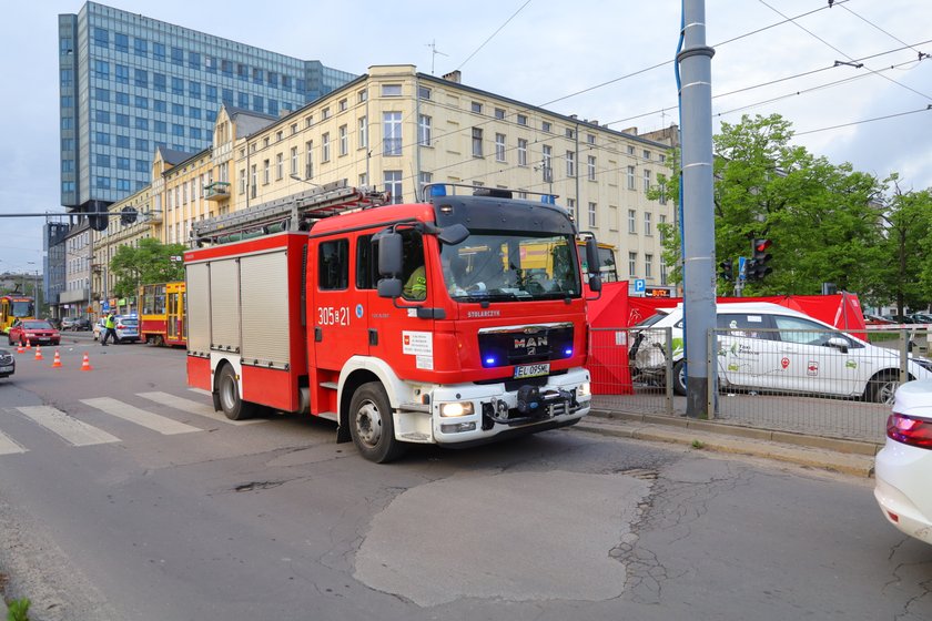 Tragedia na Piotrkowskiej w Łodzi. Taksówkarz zginął w zderzeniu z tramwajem.