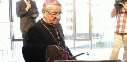 Wierni się modlą za chorego arcybiskupa