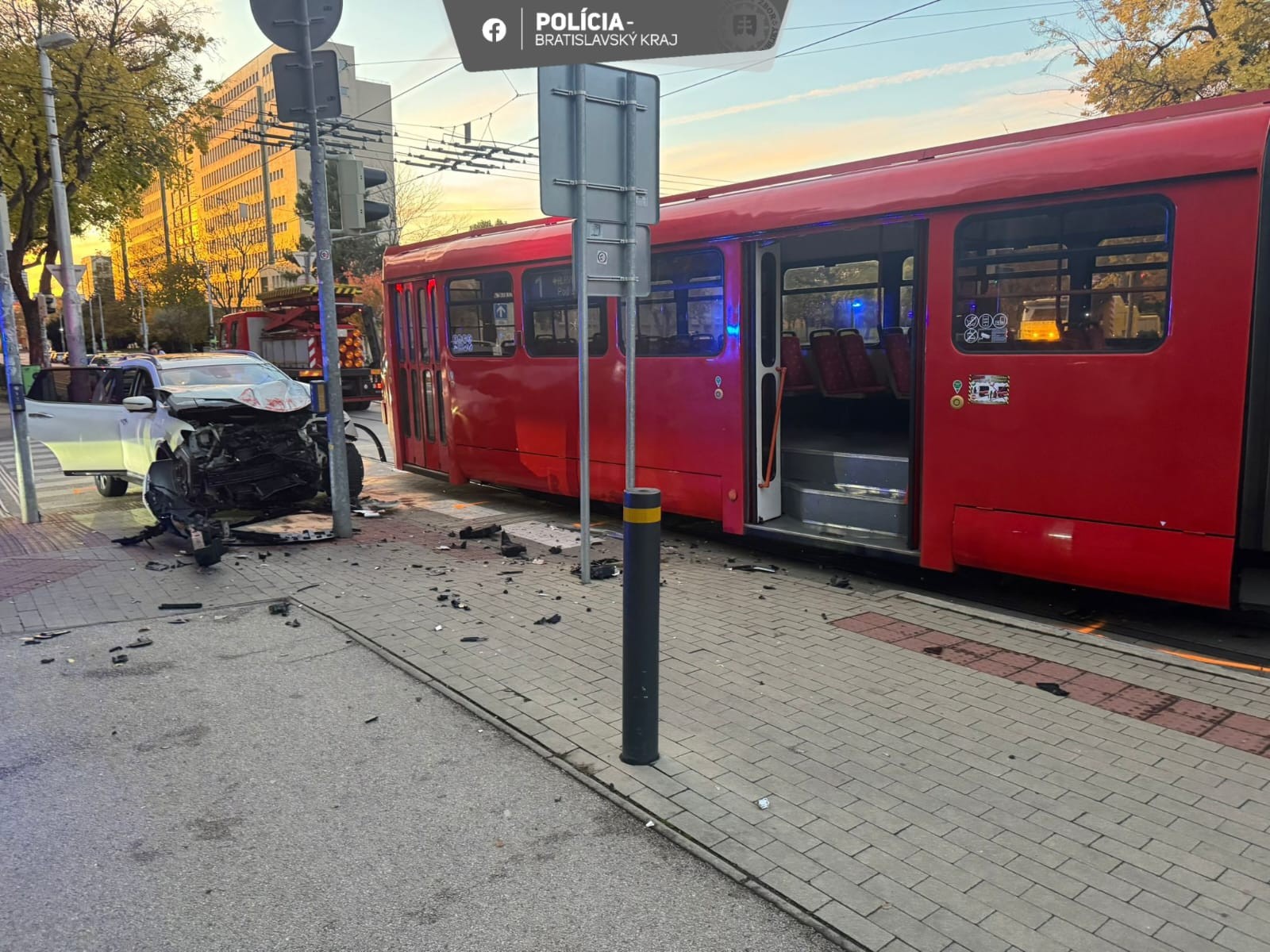 V Bratislave došlo ku kolízii auta s električkou. 