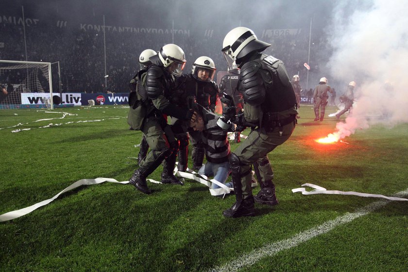 Wojna kibiców z policją doprowadzi do upadku greckiej piłki?