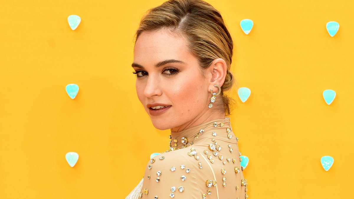 Lily James zachwyca w neonowym garniturze Versace. Nowa ikona moda?