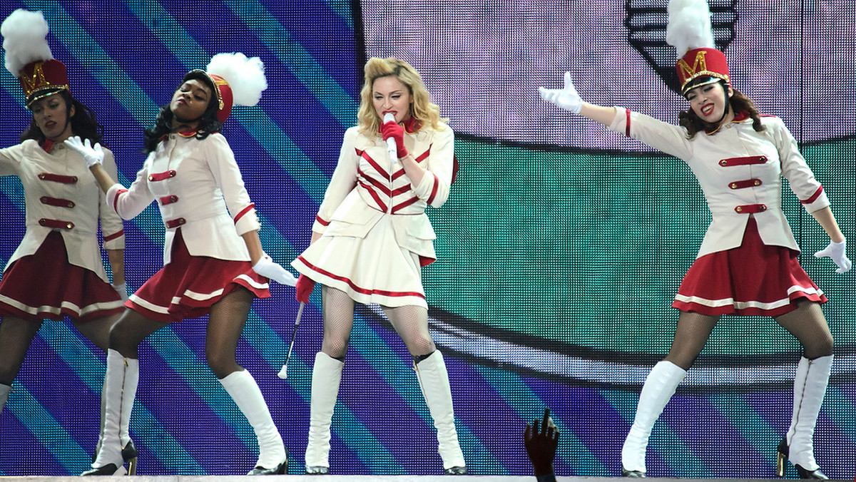 Utworem "Girl Gone Wild" Madonna rozpoczęła w środę koncert na Stadionie Narodowym w Warszawie. Gwiazda muzyki pop pojawiła się na scenie z blisko godzinnym opóźnieniem. Piosenkarka jednak szybko zdobyła sympatię publiczności tworząc z koncertu wielkie widowisko muzyczne.