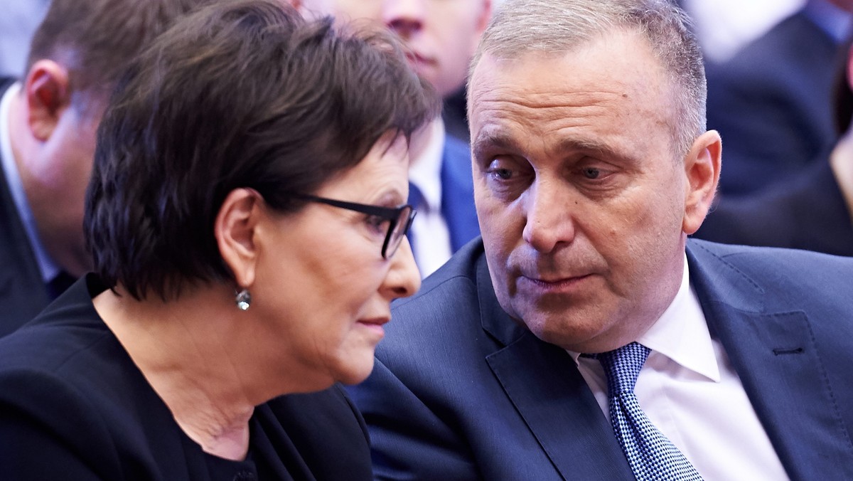 Premier Ewa Kopacz i szef MSZ Grzegorz Schetyna - wiele wskazuje na to, że to właśnie oni zmierzą się w walce o fotel szefa PO, choć politycy Platformy nie wykluczają, że do wyścigu o fotel lidera włączą się kolejni pretendenci. Startu nie planuje Rafał Trzaskowski. - Moją kandydatką jest pani premier i wokół niej będziemy się konsolidować - powiedział wiceszef MSZ.