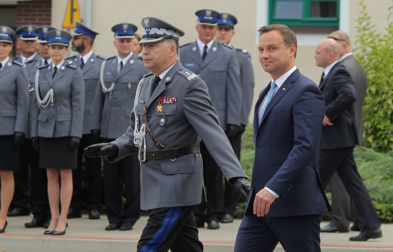 Prezydent Andrzej Duda i komendant główny policji nadinsp. Krzysztof Gajewski uczestniczą w uroczystej promocji na pierwszy stopień oficerski studentów Wyższej Szkoły Policji w Szczytnie