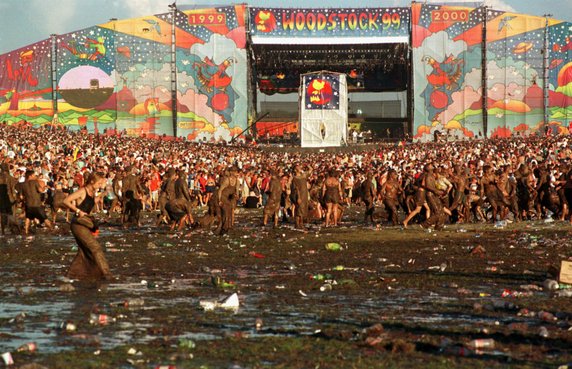 Woodstock '99. Przez zniszczone rury z wodą powstawały kałuże błota 