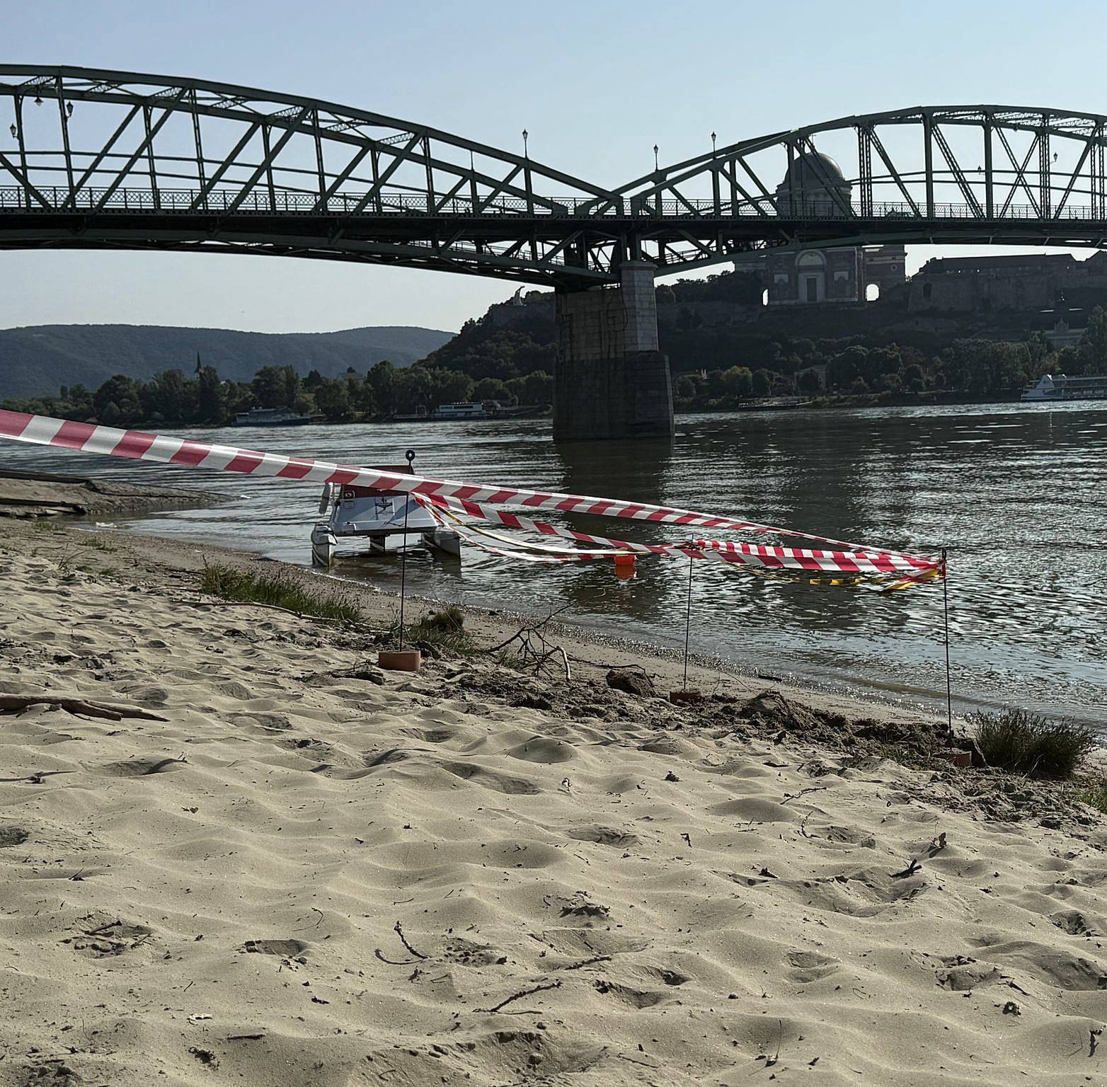 Pri moste Márie Valérie v Štúrove zasahujú pyrotechnici. 