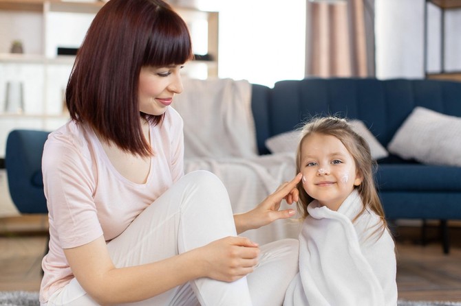Evo šta može da se dogodi ako devojčice od 12 godina i manje koriste retinol, kiseline i slično