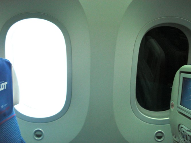 Okna w Dreamlinerze - większe niż w innych samolotach, dodatkowo nie posiadają zasłonki. Ściemniają się za pomocą jednego przycisku, ale zawsze widok zza okna jest widoczny