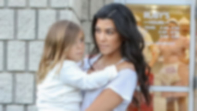 Kim Kardashian bez makijażu i stanika świętuje urodziny córki