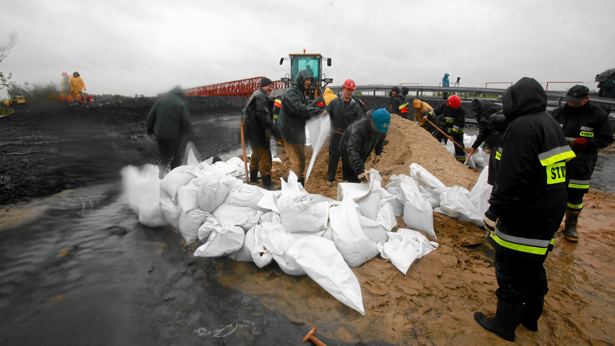 Z powodu zalania i zniszczonej jezdni została dziś wieczorem zamknięta droga krajowa nr 5 w okolicy Żmigrodu (Dolnośląskie). W tym miejscu został rano przerwany wał na rzece Orla, a woda rozlała się na okoliczne pola i podtopiła kilka gospodarstw.