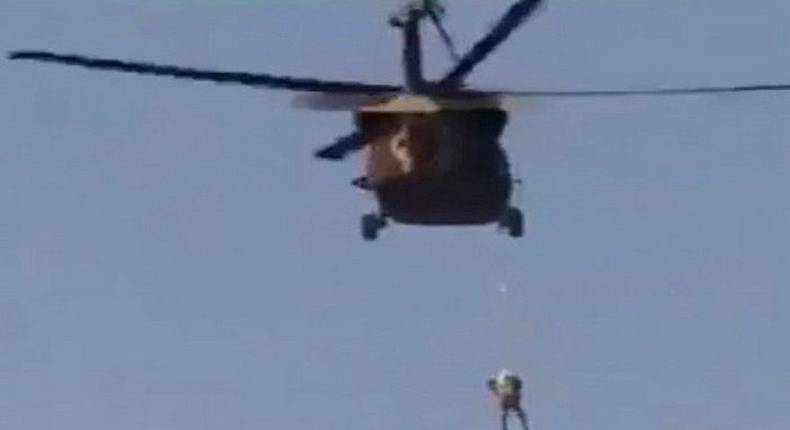 Afghanistan | Les images d'un Taliban suspendu à un hélicoptère en plein vol deviennent virales sur Internet 