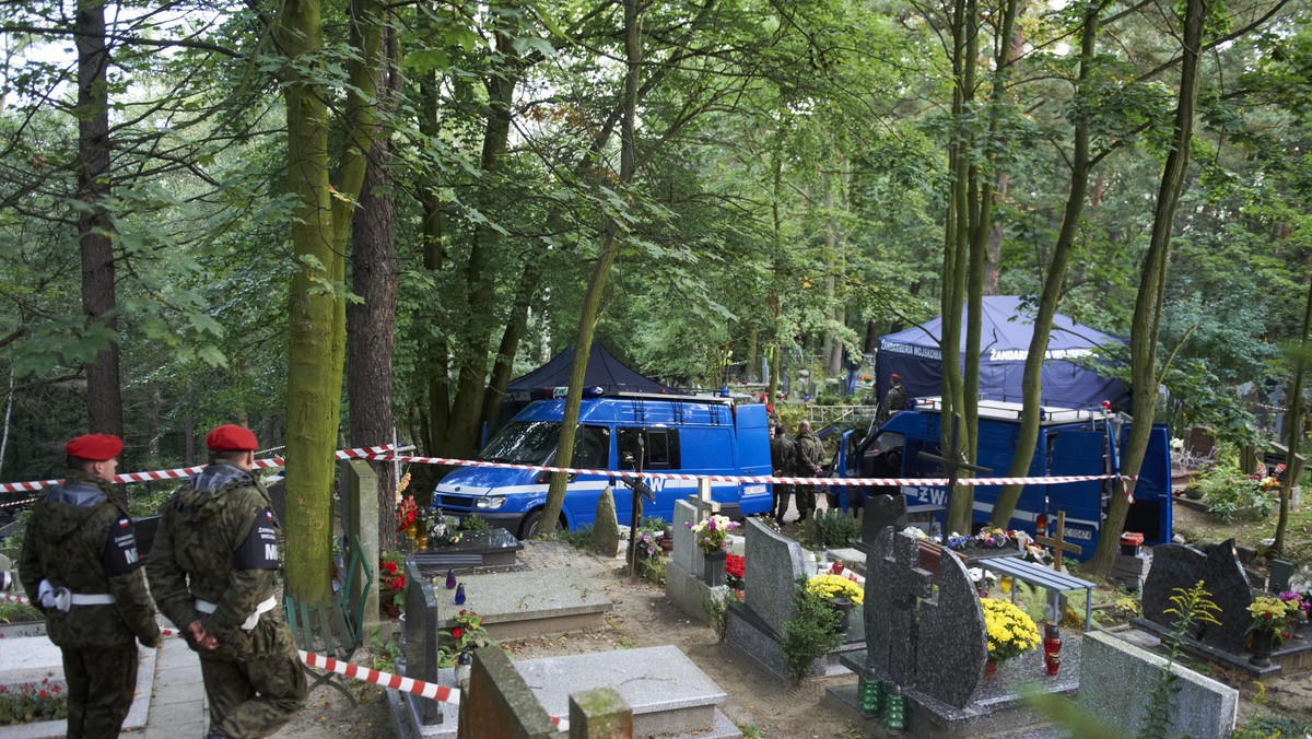 Nie będzie śledztwa ani żadnych innych czynności sprawdzających w sprawie zamiany ciał Anny Walentynowicz i Teresy Walewskiej-Przyjałkowskiej. Taką decyzję podjęła Wojskowa Prokuratura, uzasadniając, że fatalna pomyłka jest wynikiem błędu rodzin, które źle rozpoznały swoich bliskich po katastrofie smoleńskiej - informuje RMF FM.