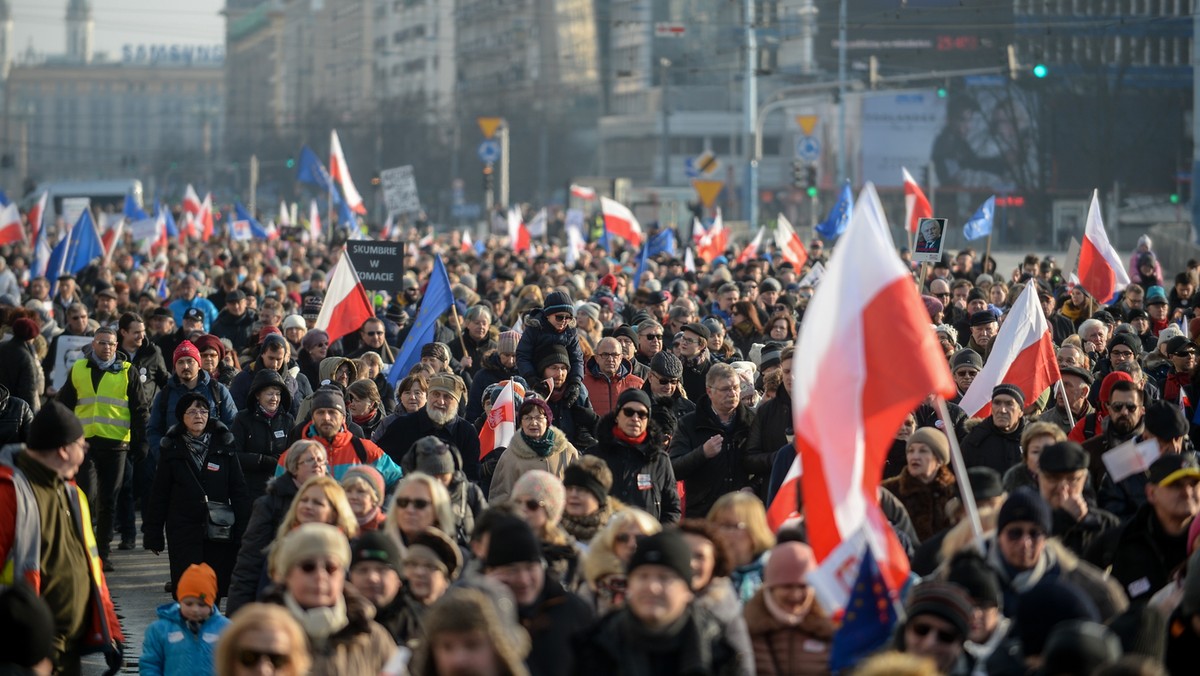 WARSZAWA MARSZ KOD MY NARÓD (uczestnicy demonstracji)