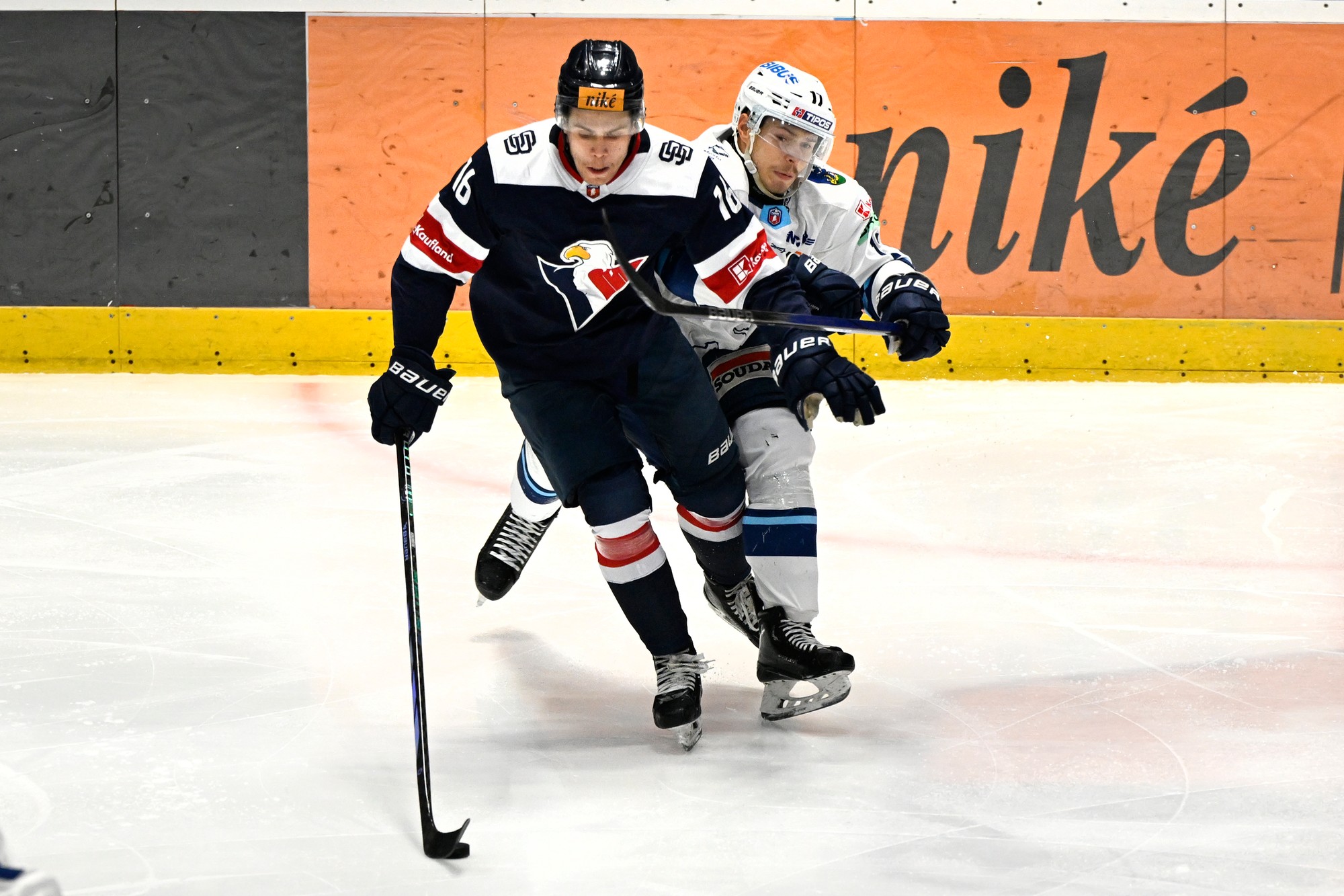 Vľavo Roman Kukumberg (Slovan) a vpravo Martin Vitáloš (Nitra) 