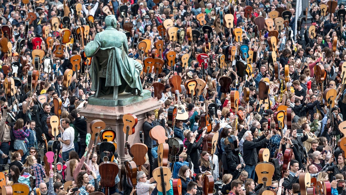 Zgromadzonym dzisiaj na wrocławskim Rynku fanom gitarowego grania udało się pobić ustanowiony w 2018 r. gitarowy rekord Guinnessa. Utwór "Hey Joe" zagrało wspólnie 7423 gitarzystów, o 12 więcej niż rok temu.