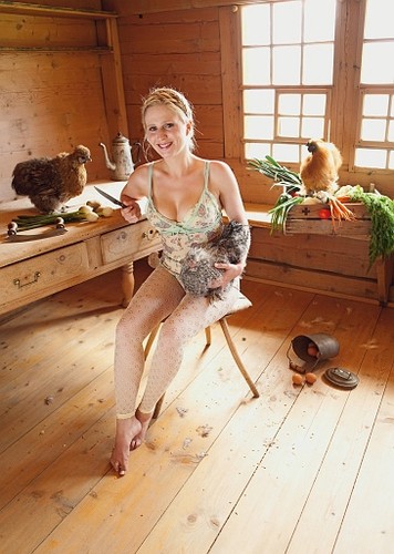 To już kolejna edycja kalendarza, w której  szwajcarskie farmerki zachęcają do odwiedzenia tej alpejskiej krainy