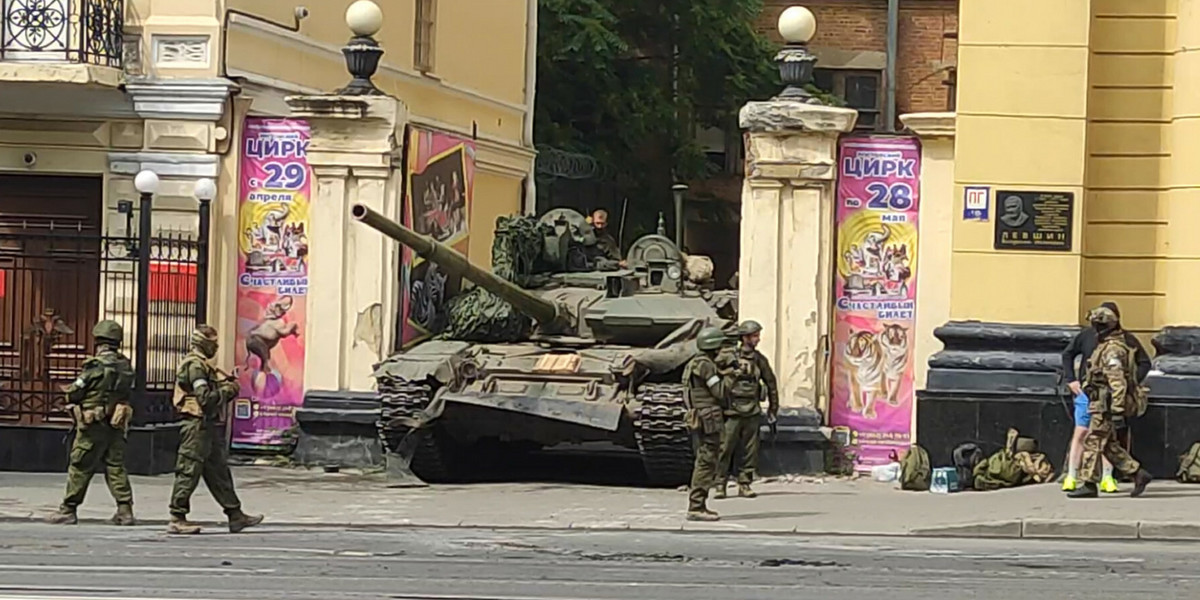 Rosyjski pojazd opancerzony na ulicy w Rostowie nad Donem. Rosja, 24 czerwca 2023 r.