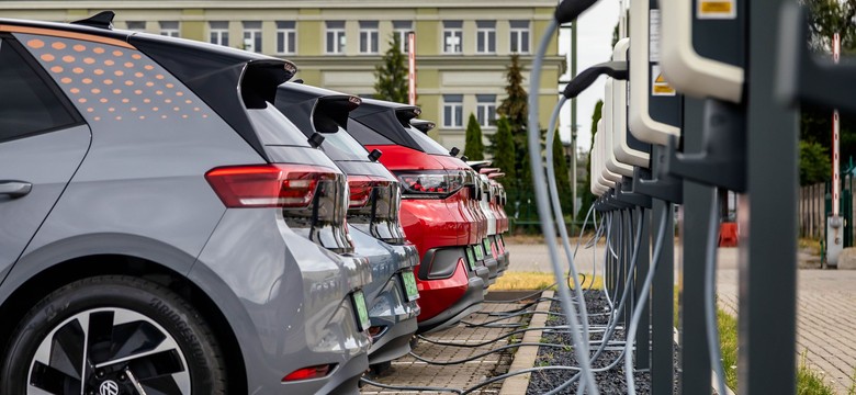Raport: coraz więcej osób rozważa zakup auta elektrycznego. Ale pod pewnymi warunkami