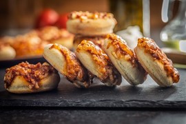 Ovako se prave NAJMEKŠE MINI PICE: Potrebno vam je samo par osnovnih sastojaka koje imate u kuhinji, a idealne su i za doručak i za večeru!