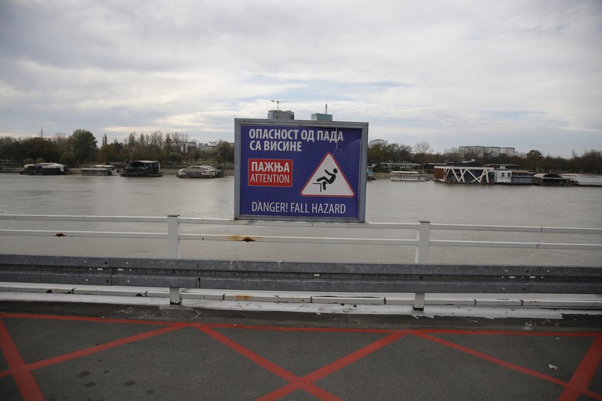 Upozorenje koje se nalazi na ograđenom parkingu u blizini mesta odakle je mladić pao